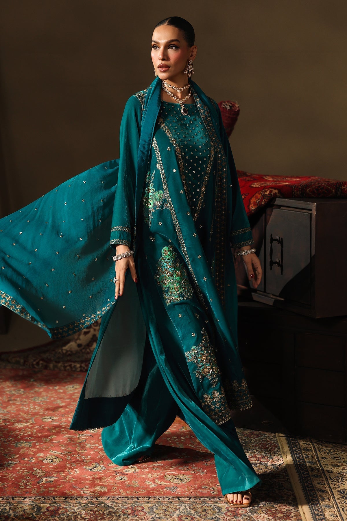 CVT5-07 – authentic Pakistani dress from the Signora Velvet 25 collection for women in the UK