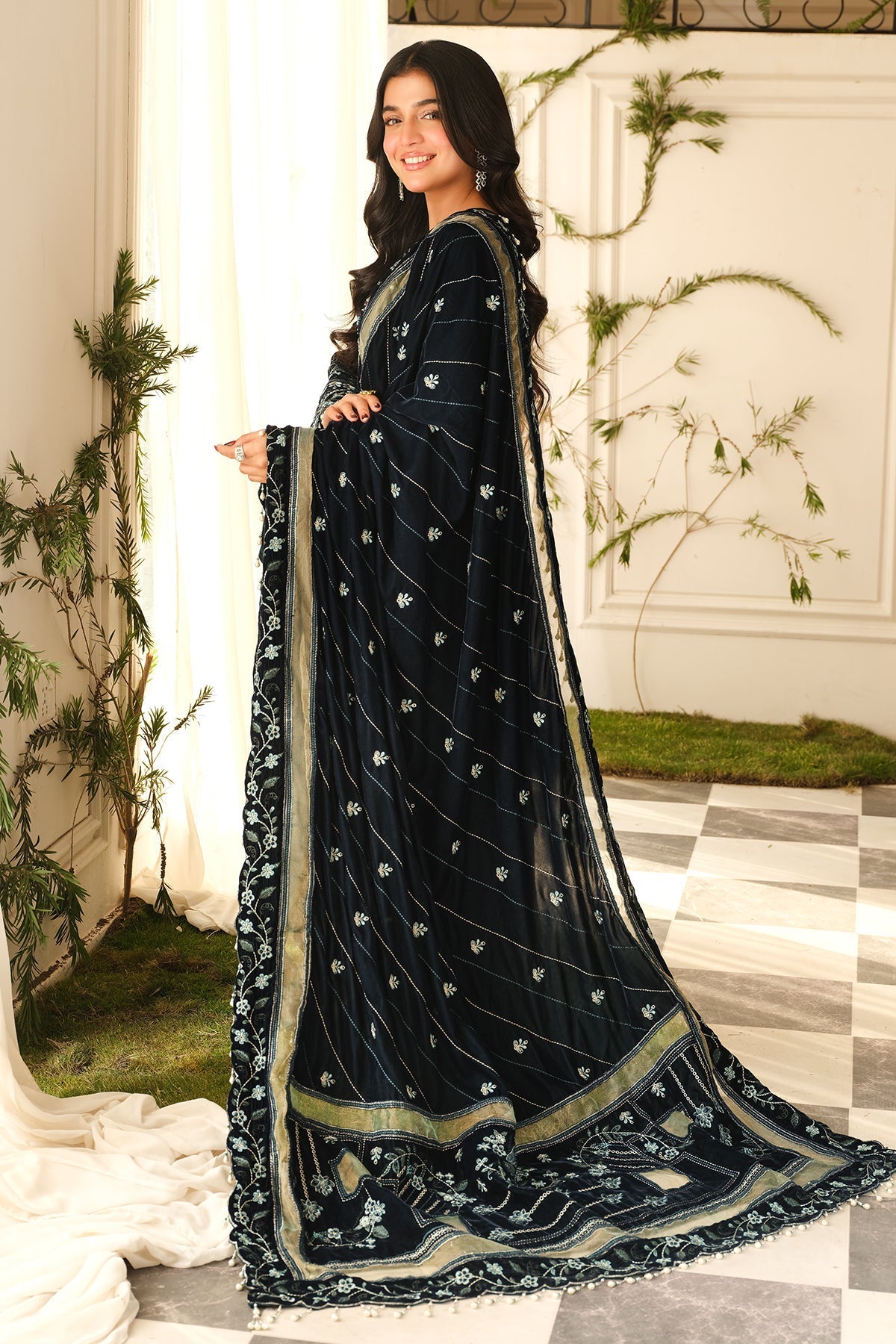 Raeesa Premium | Sheen Luxury Velvet | Zeve - Ladies Clothes - Maria Faisal