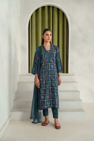 Taana Baana | Manzil Winter | B3396 - Designer Dress with Intricate embroidery and embellishments. Shop elegent wedding dress at Maria Faisal.