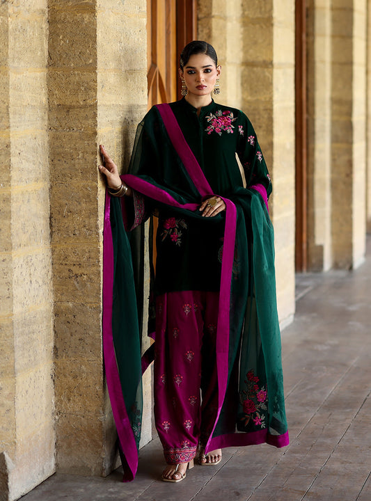 Zainab Chottani | Velura Velvet Edit 25 | Niya Farshi - Formal Dress - available at Maria Faisal in UK and USA.