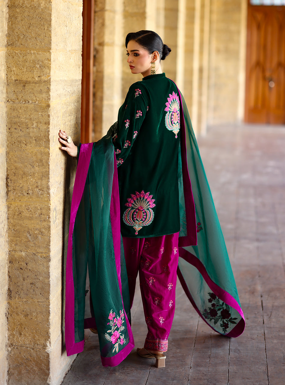 Zainab Chottani | Velura Velvet Edit 25 | Niya Farshi - Formal Dress - available at Maria Faisal in UK and USA.