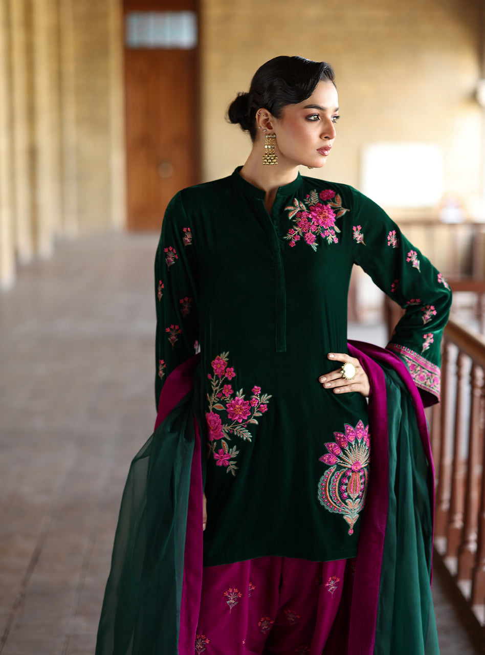 Zainab Chottani | Velura Velvet Edit 25 | Niya Farshi - Formal Dress - available at Maria Faisal in UK and USA.