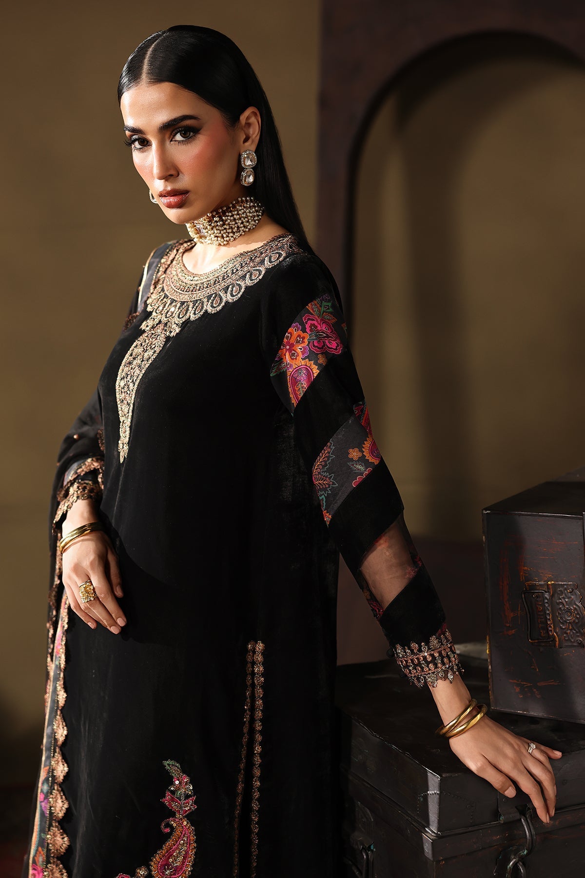 CVT5-01 – authentic Pakistani dress from the Signora Velvet 25 collection for women in the UK
