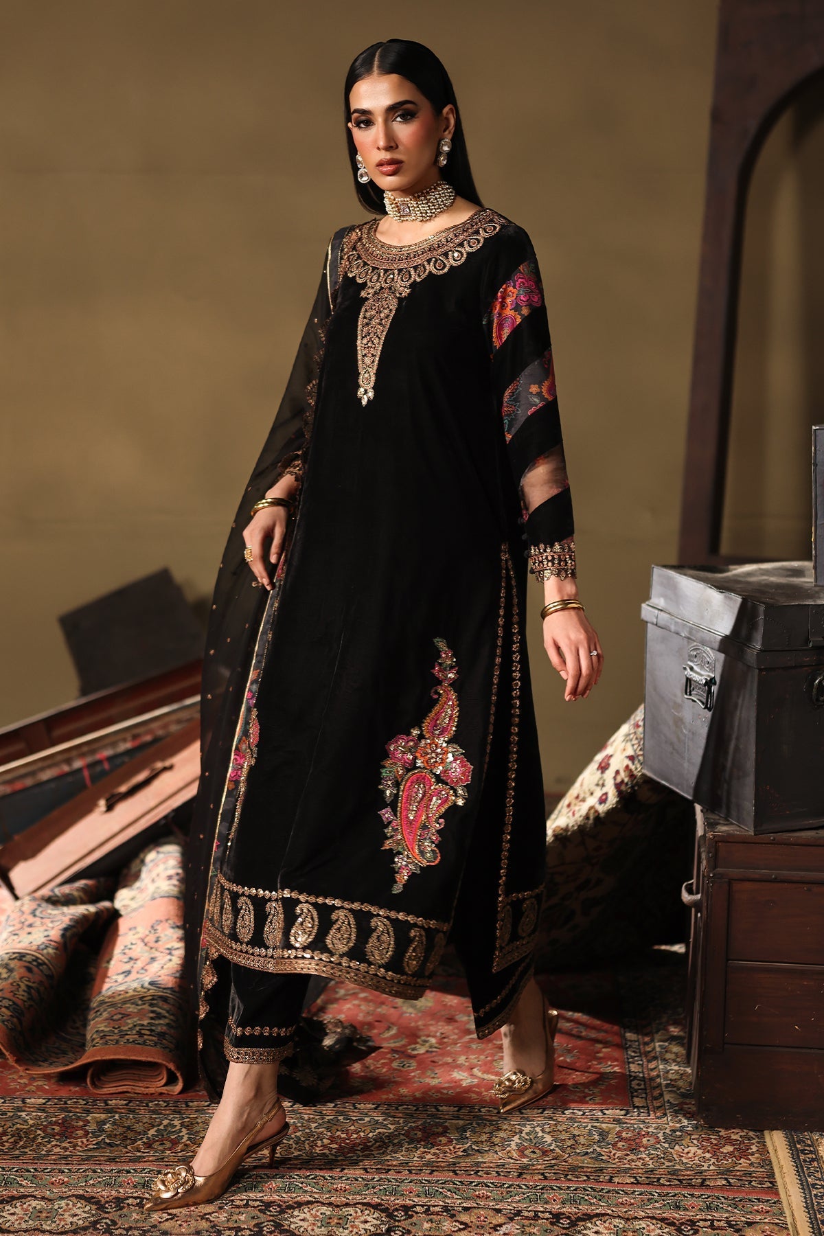 CVT5-01 – authentic Pakistani dress from the Signora Velvet 25 collection for women in the UK
