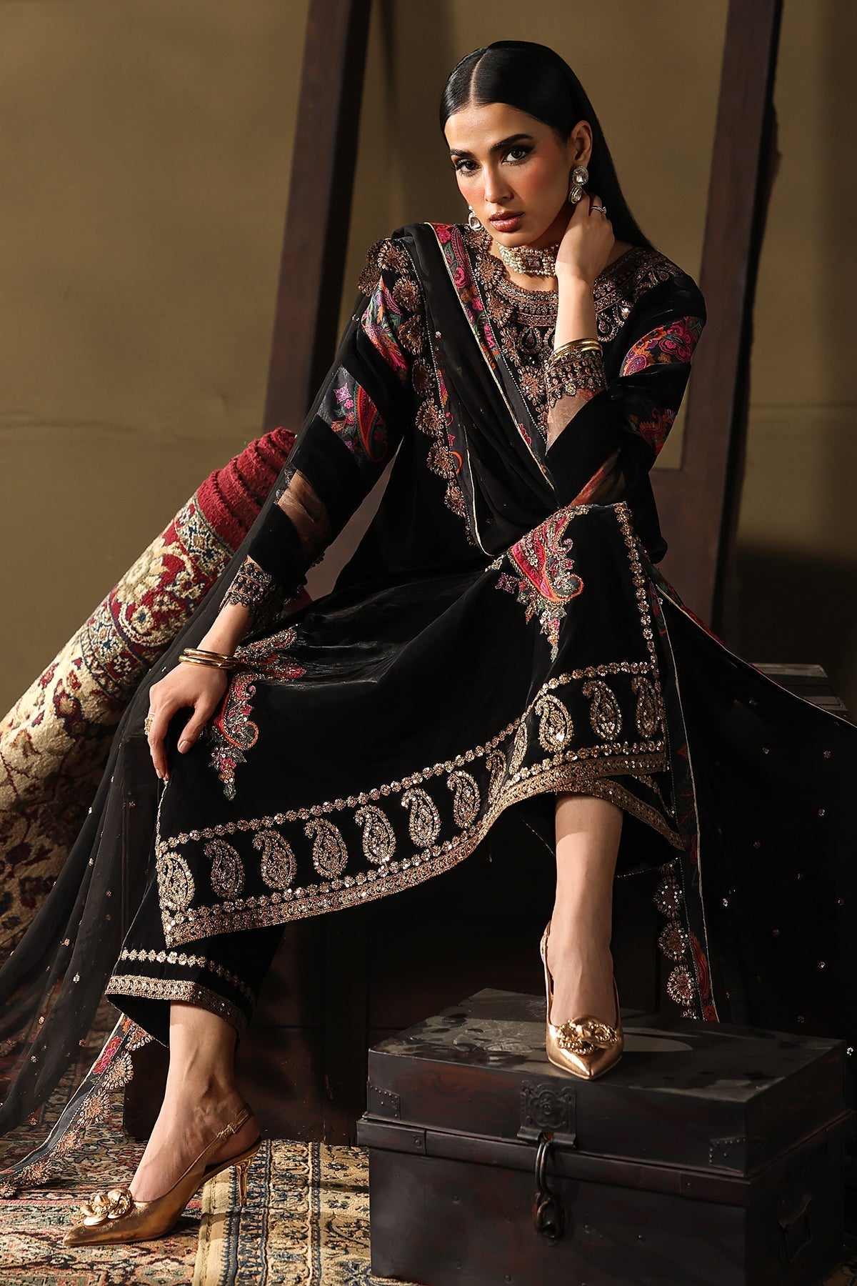 CVT5-01 – authentic Pakistani dress from the Signora Velvet 25 collection for women in the UK