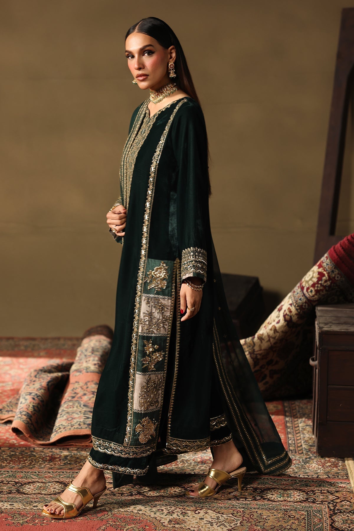 CVT5-05 – authentic Pakistani dress from the Signora Velvet 25 collection for women in the UK