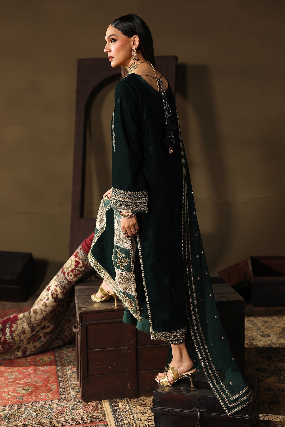 CVT5-05 – authentic Pakistani dress from the Signora Velvet 25 collection for women in the UK