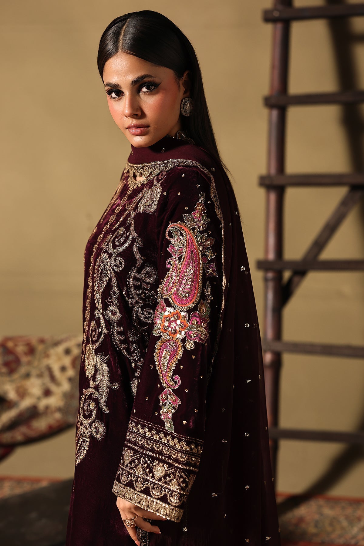CVT5-06 – authentic Pakistani dress from the Signora Velvet 25 collection for women in the UK