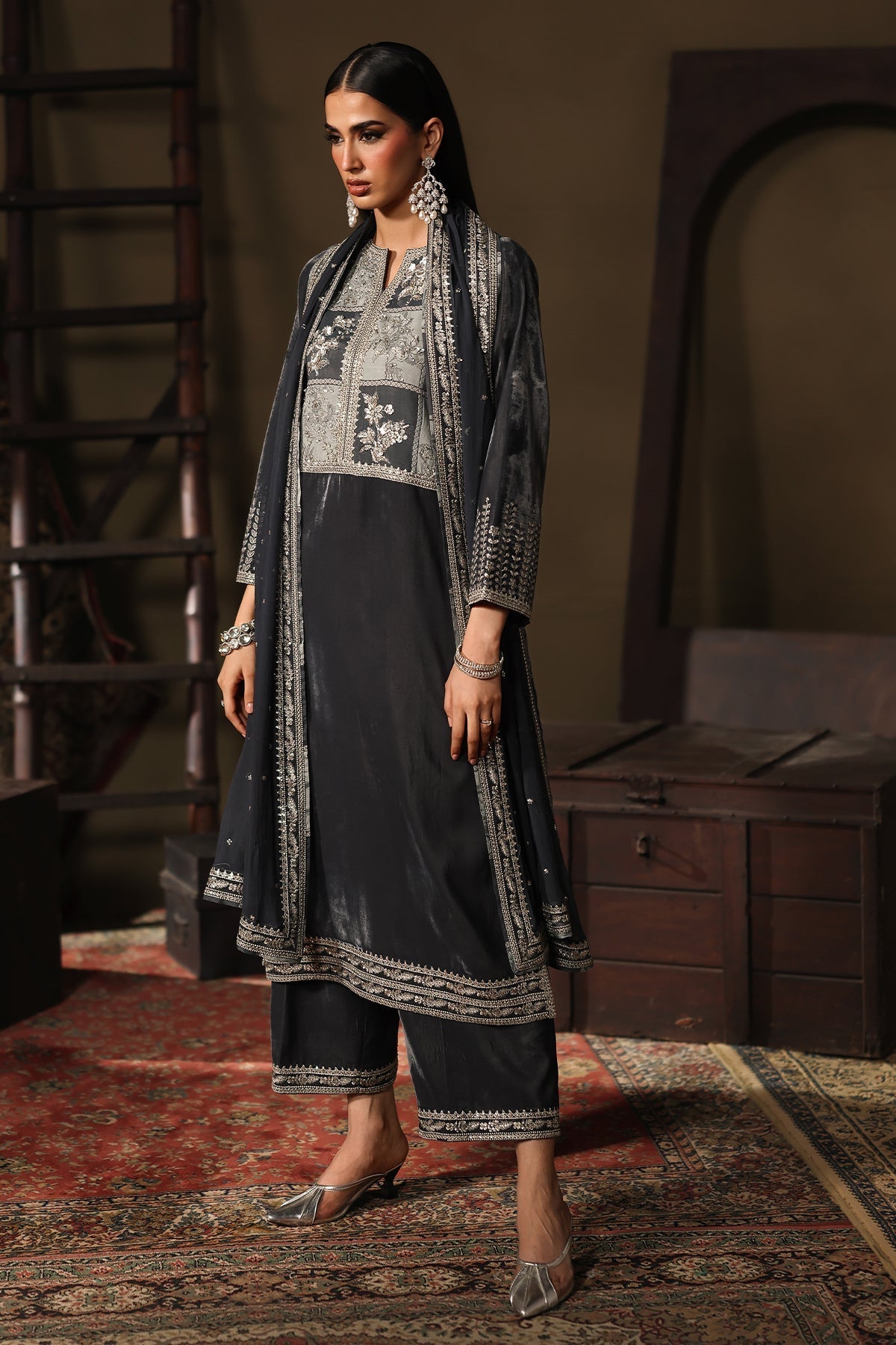 CVT5-03 – authentic Pakistani dress from the Signora Velvet 25 collection for women in the UK