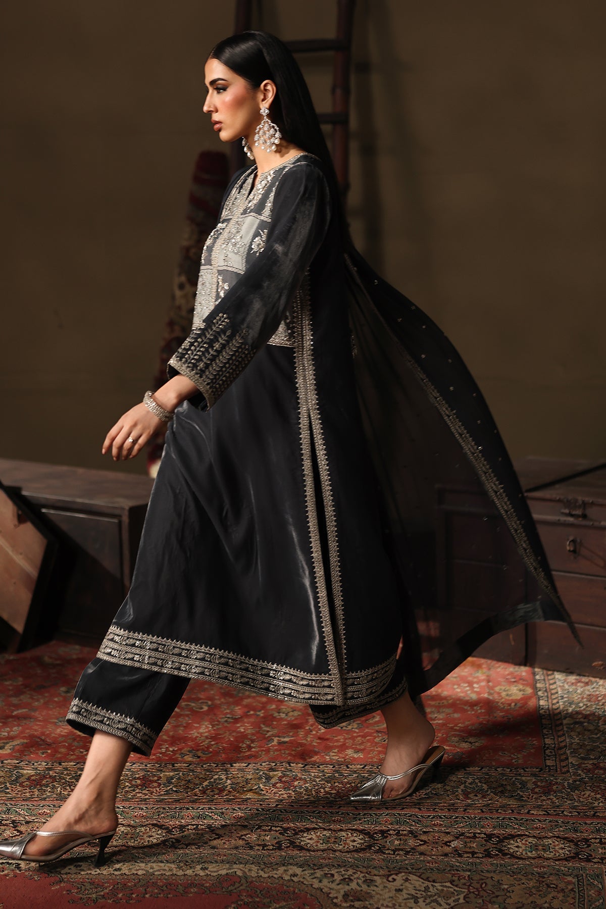 CVT5-03 – authentic Pakistani dress from the Signora Velvet 25 collection for women in the UK