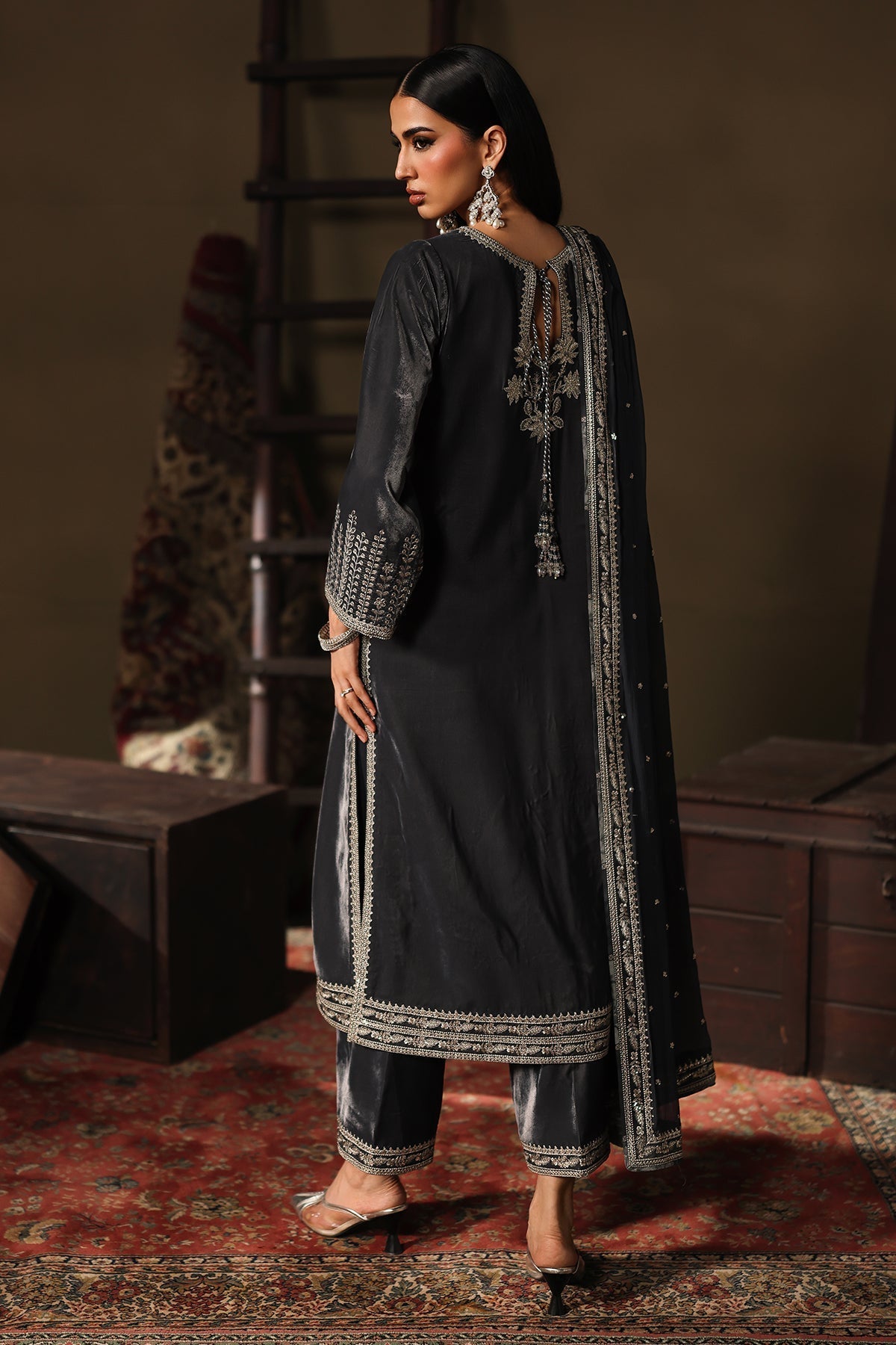 CVT5-03 – authentic Pakistani dress from the Signora Velvet 25 collection for women in the UK