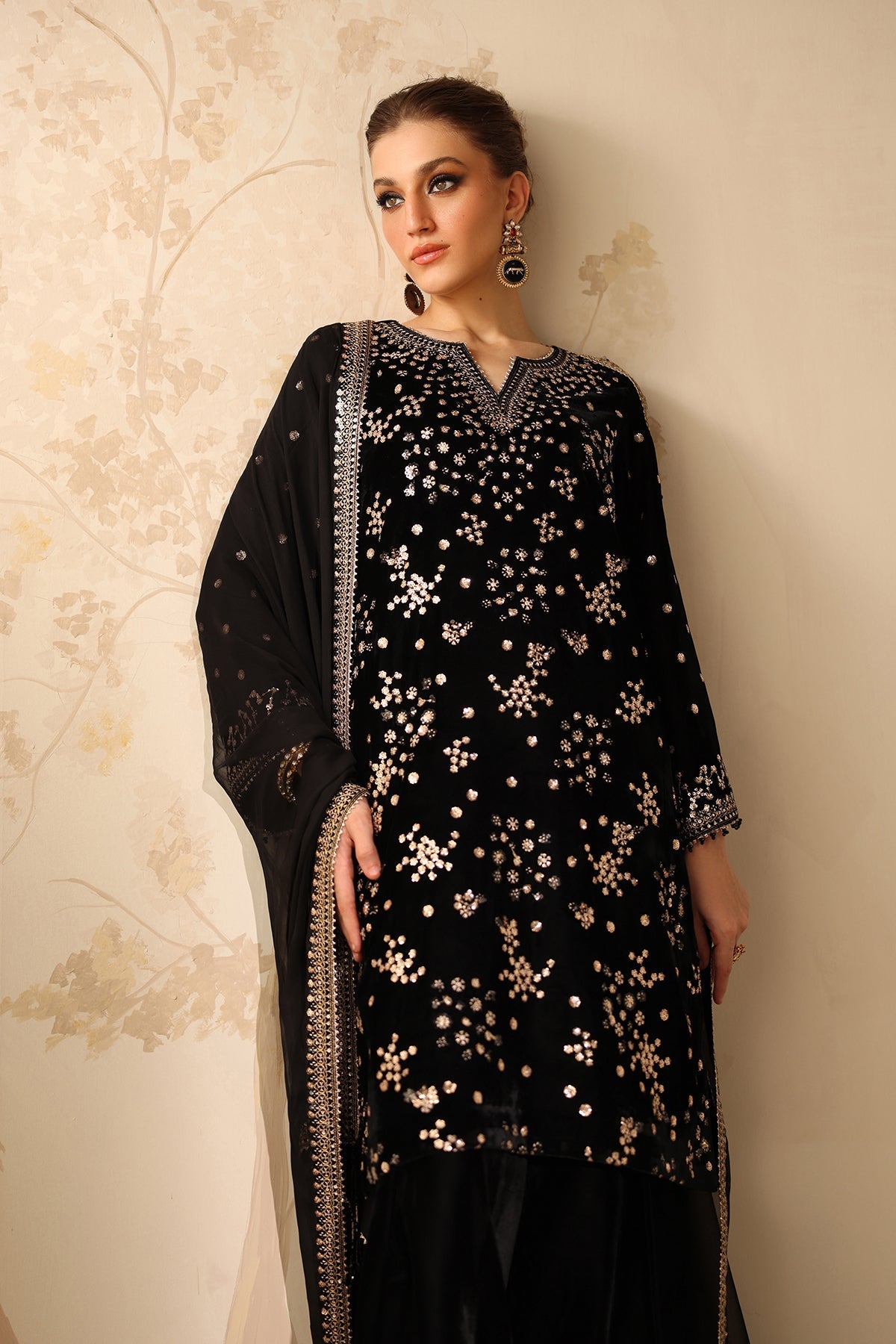 UF-4316 – authentic Pakistani dress from the Velvet 25 collection for women in the UK