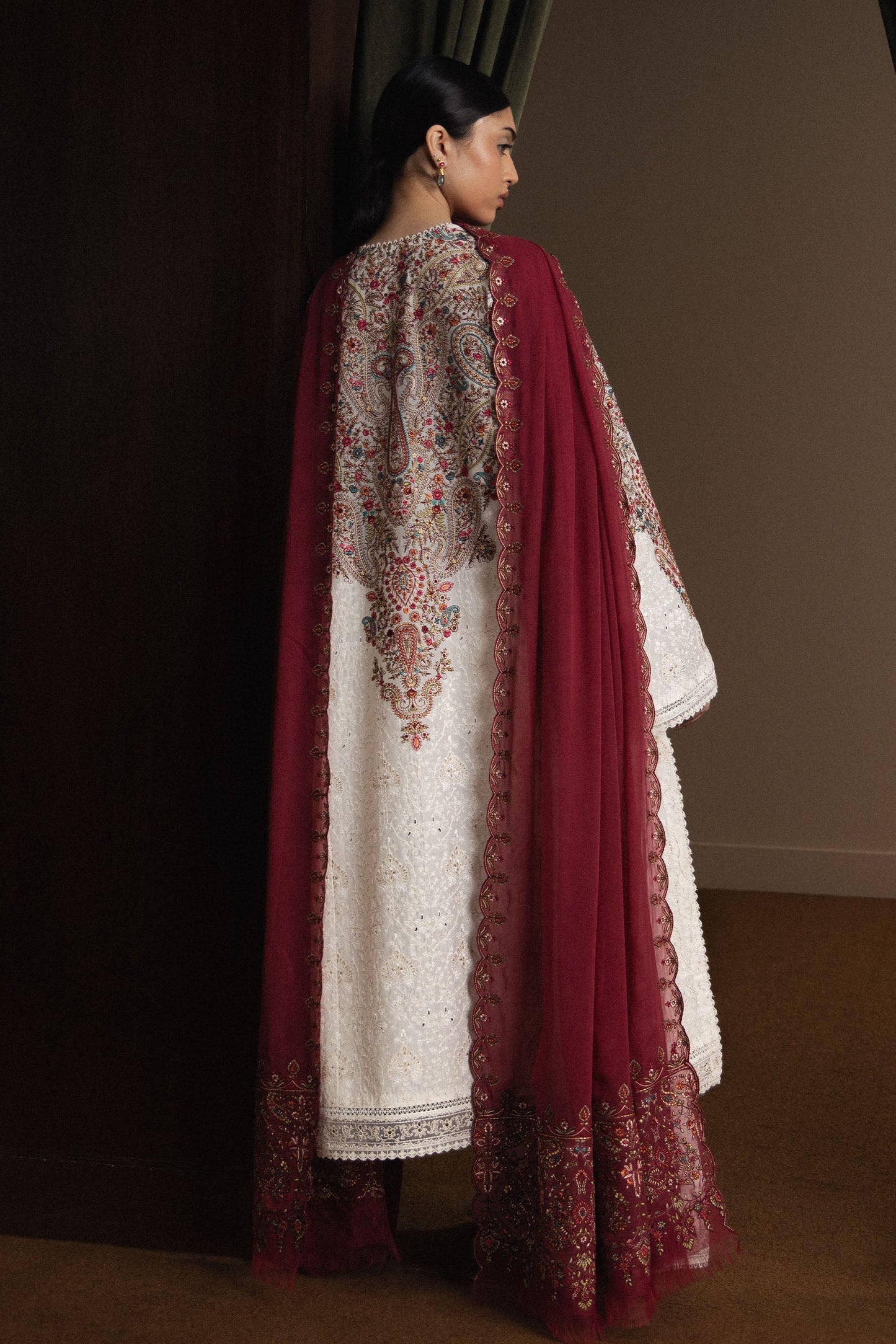  Model Wearing White Pima Lawn Long Shirt - Zara Shahjahan | Satori 2026 | Hikari-D7 - Ladies Clothes - Maria Faisal