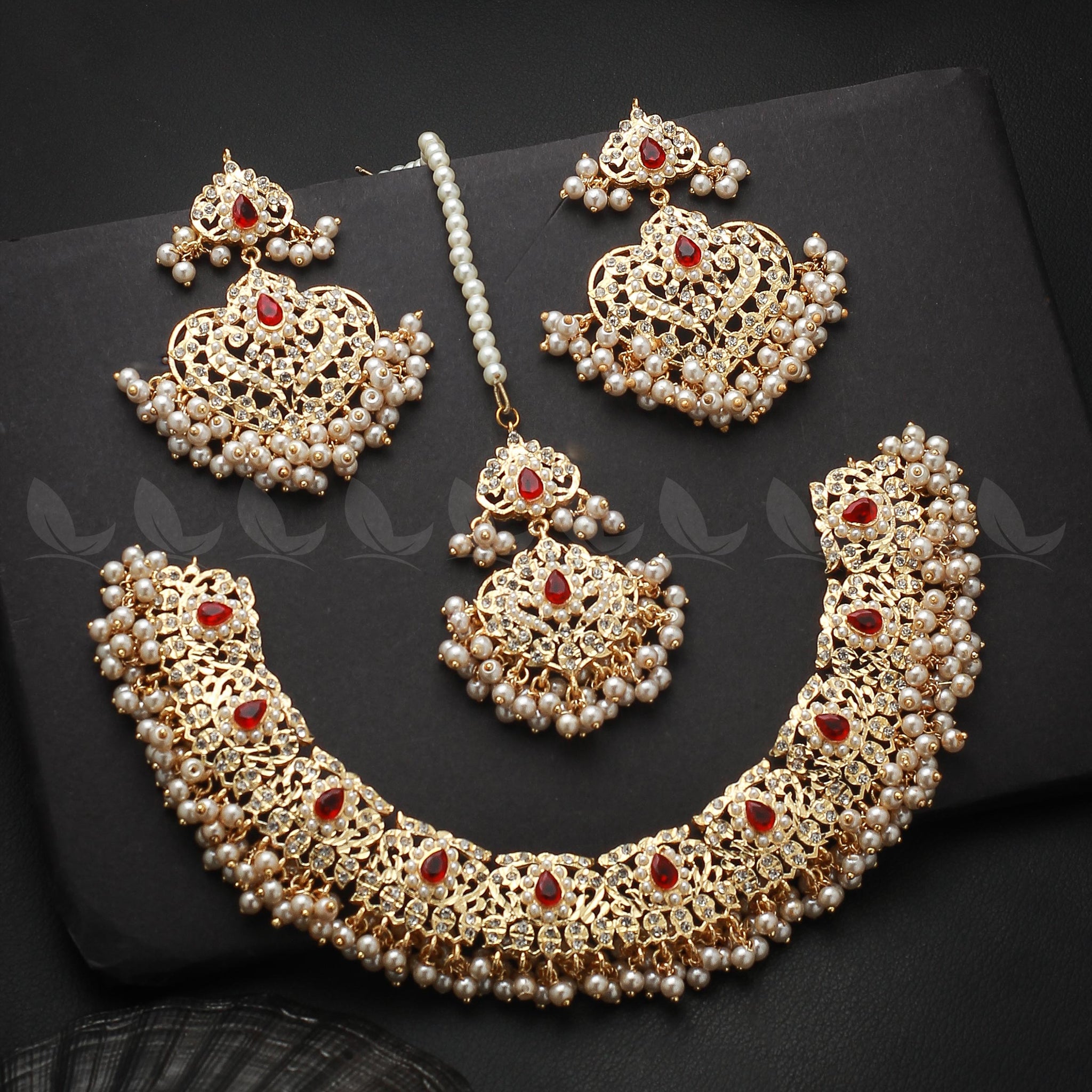 Gracious Necklace Set