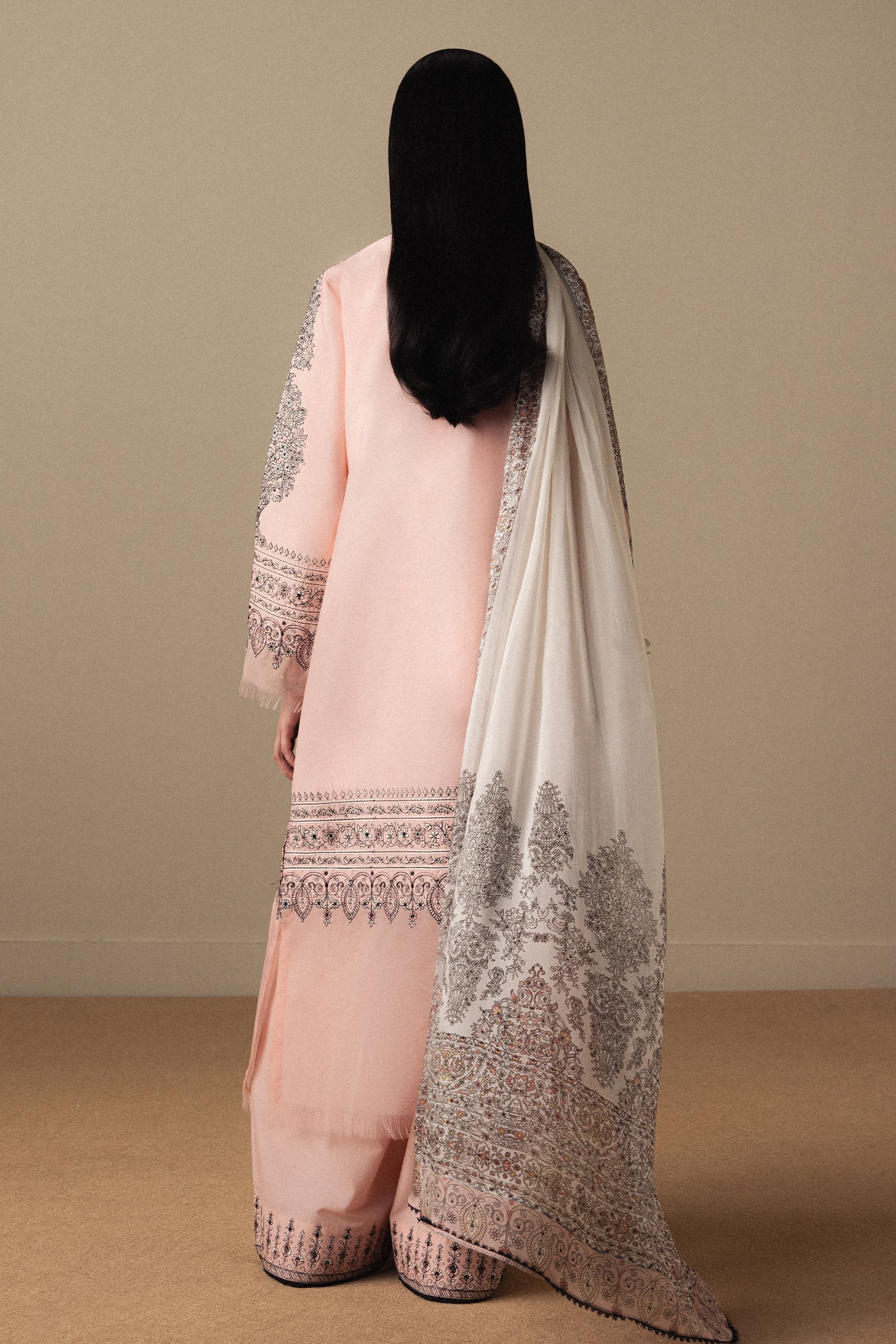  Model Wearing Tea Rose Pima Lawn Long Shirt - Zara Shahjahan | Satori 2026 | Akahana-D11 - Ladies Clothes - Maria Faisal