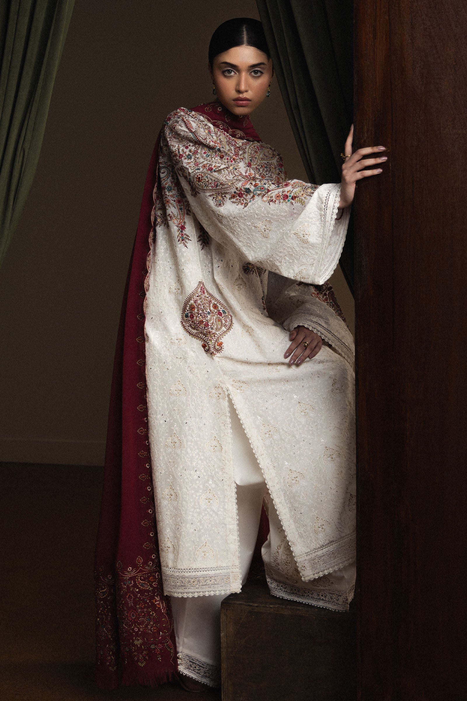  Model Wearing White Pima Lawn Long Shirt - Zara Shahjahan | Satori 2026 | Hikari-D7 - Ladies Clothes - Maria Faisal