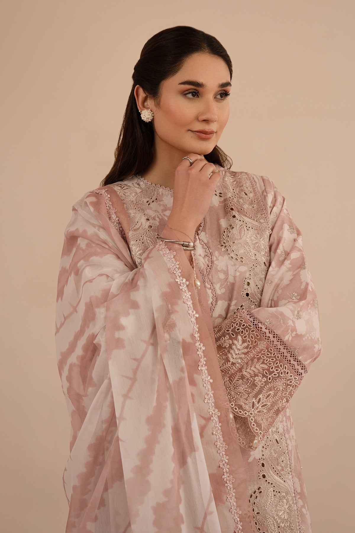 Afrozeh Floral Charm 25 Myrtle – Pink Pakistani Dress with intricate embroidery and embellishments. Shop elegant Asian dresses at Maria Faisal.