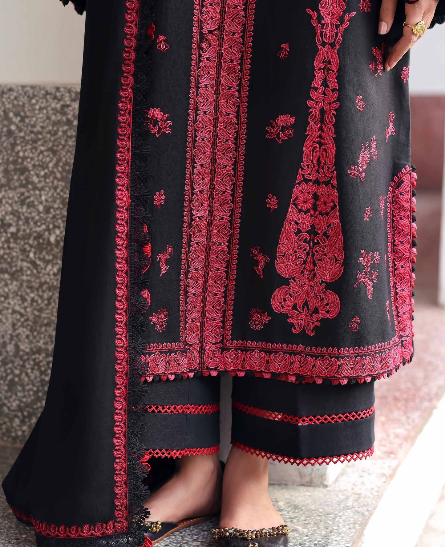 Almira – authentic Pakistani dress from the Amaris Luxury Shawl 25 collection for women in the UK