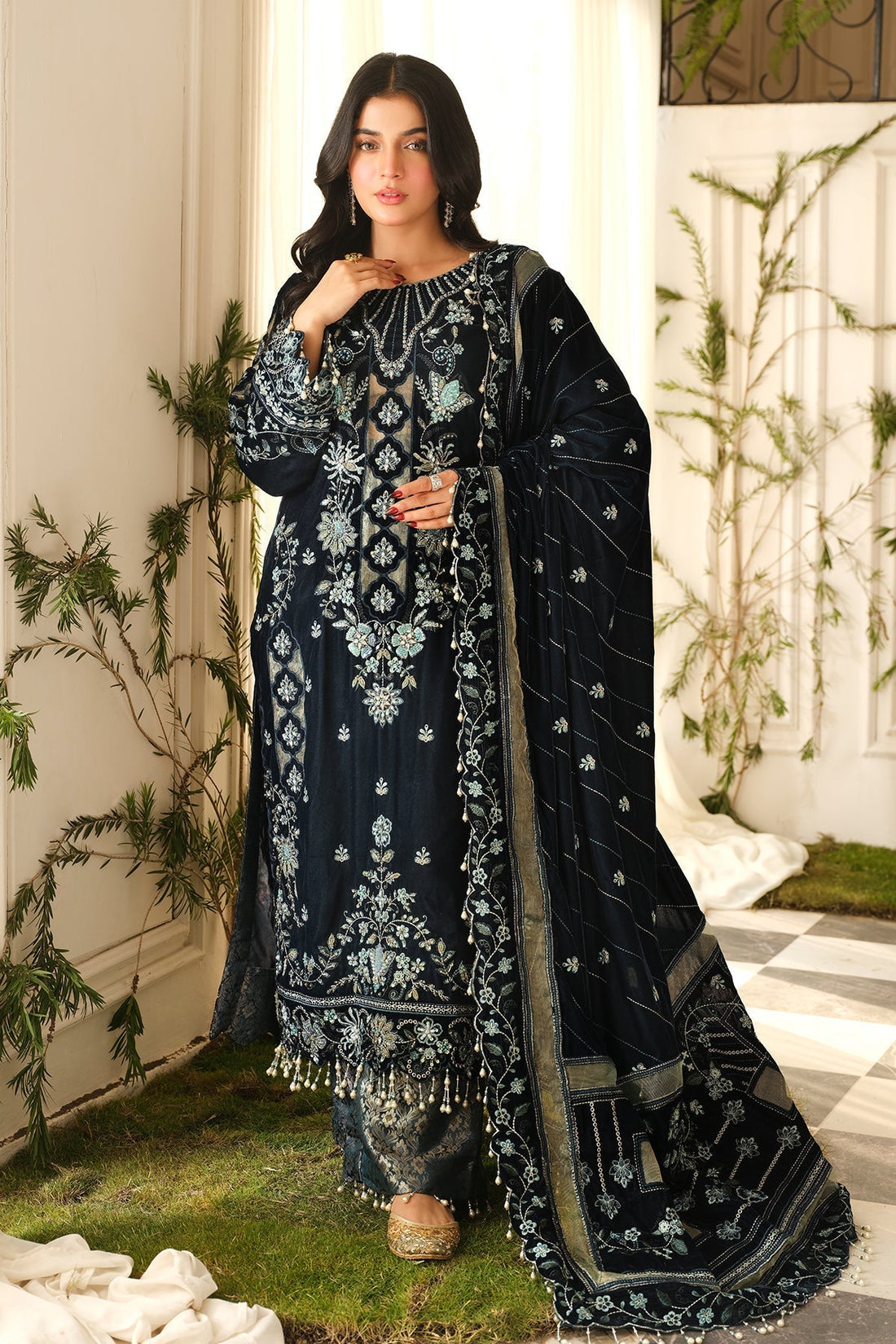 Raeesa Premium | Sheen Luxury Velvet | Zeve - Ladies Clothes - Maria Faisal