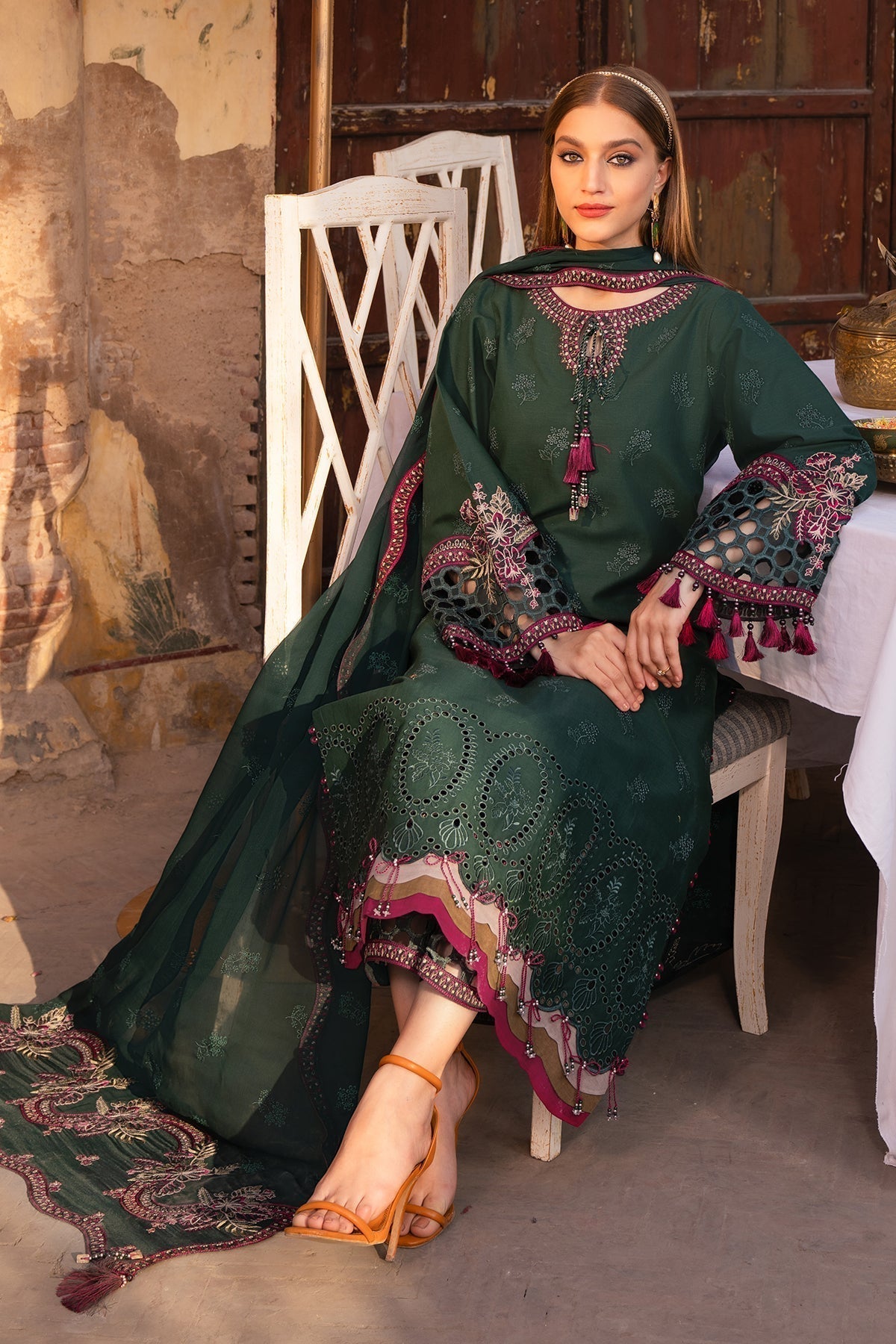 Alizeh | Rawayat Luxury Lawn 24 | Nafisa - Waniyas