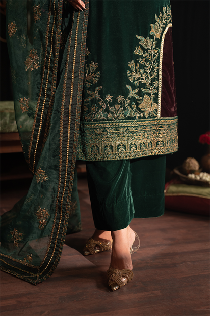 Iznik | Exclusive Velvet | IV-48 - Ladies Clothes - Maria Faisal