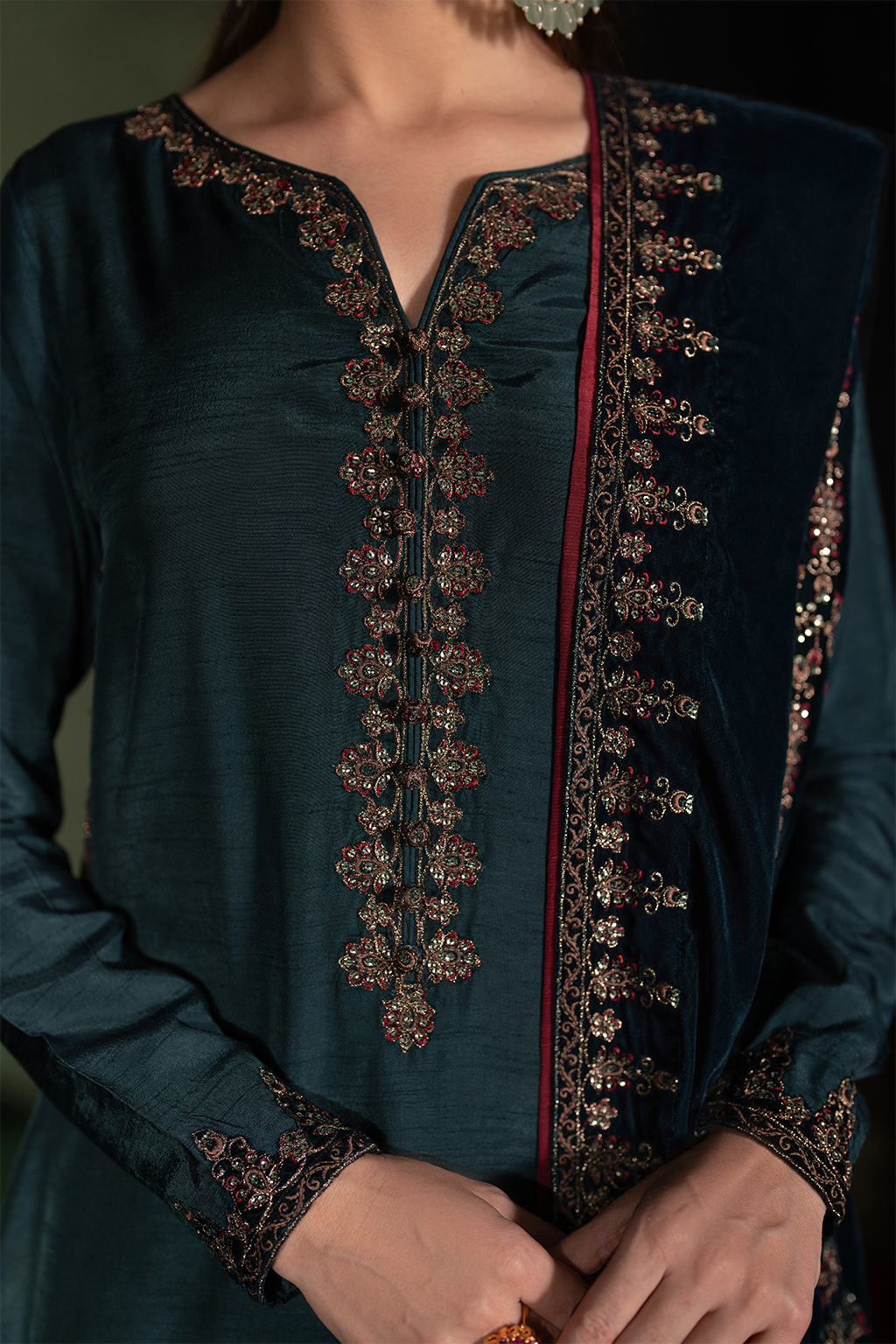 Iznik | Exclusive Velvet | IV-50 - Ladies Clothes - Maria Faisal