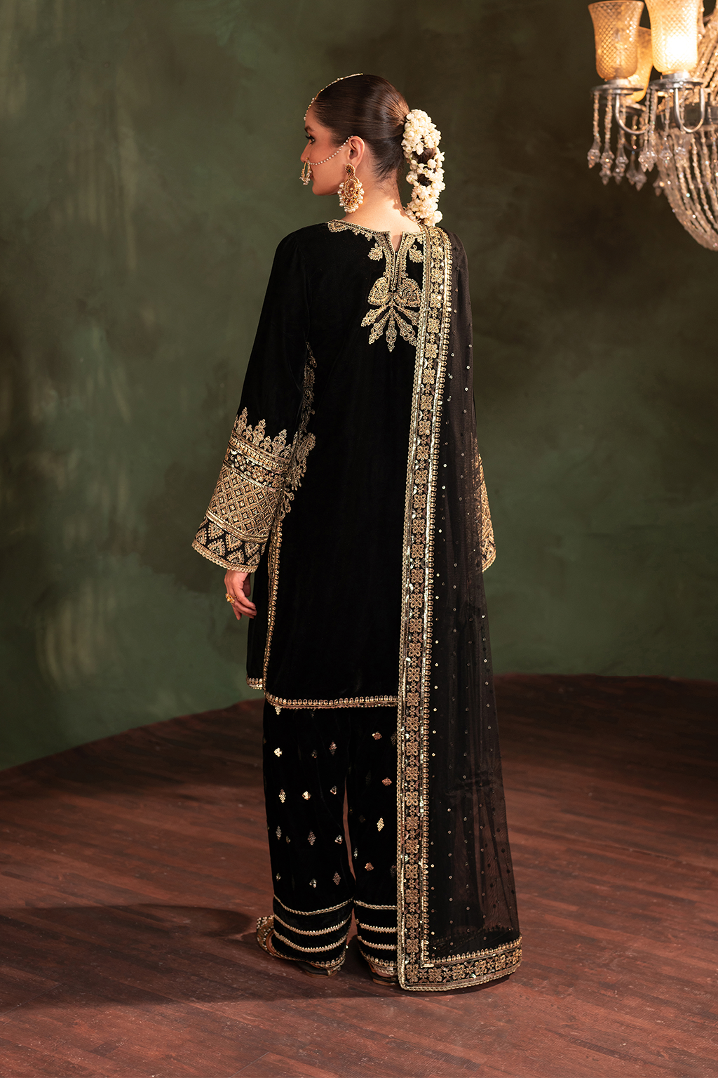 Iznik | Exclusive Velvet | IV-41 - Ladies Clothes - Maria Faisal