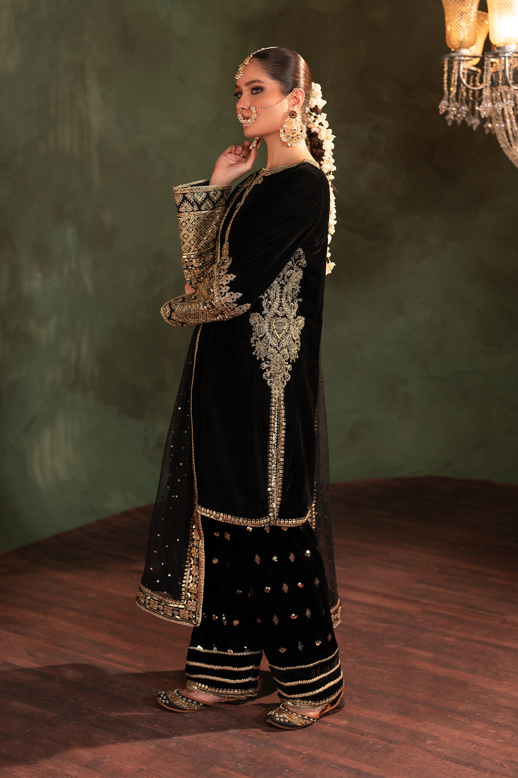 Iznik | Exclusive Velvet | IV-41 - Ladies Clothes - Maria Faisal