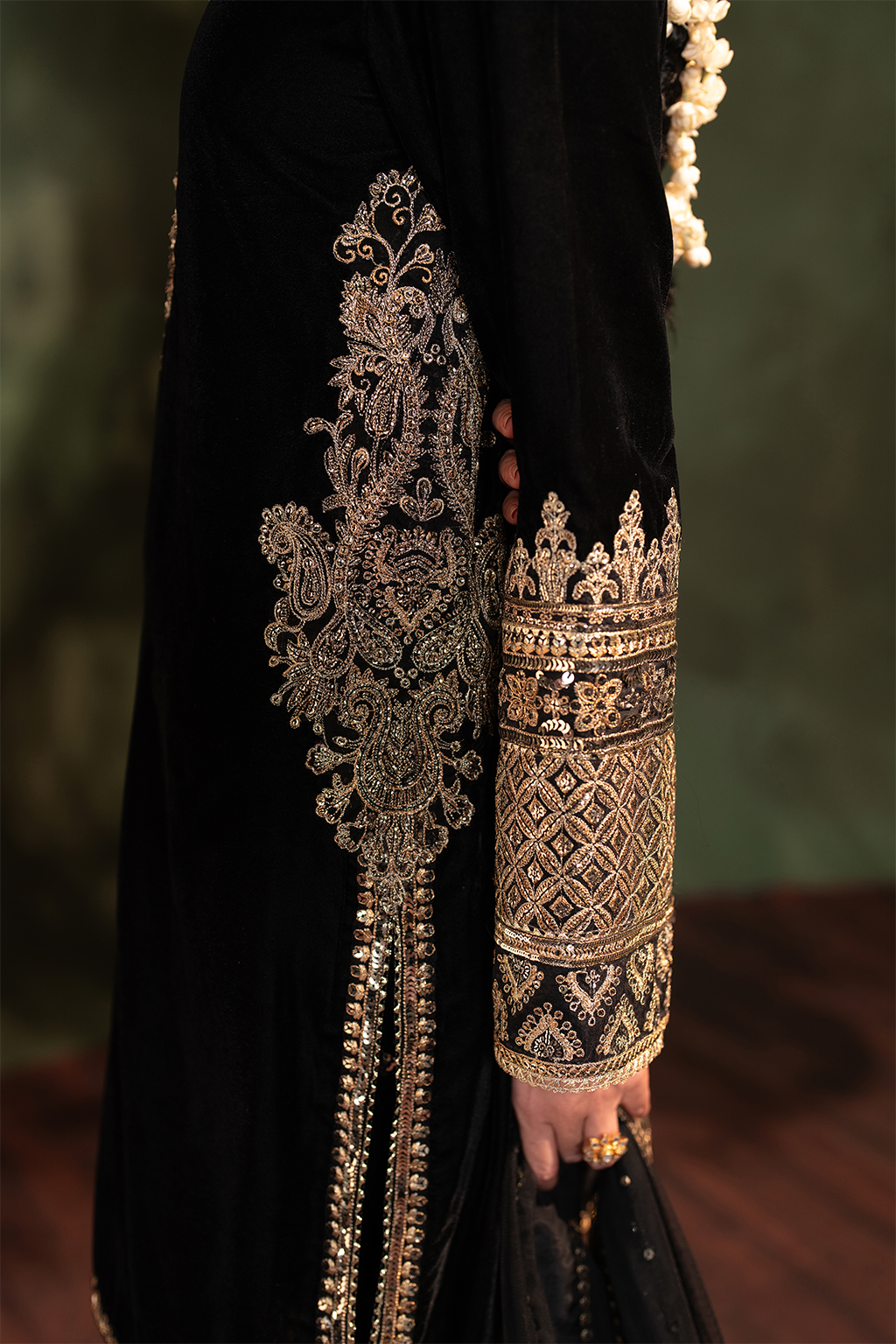 Iznik | Exclusive Velvet | IV-41 - Ladies Clothes - Maria Faisal