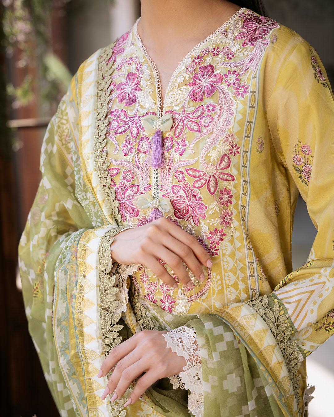 Roheenaz | Flora Printed Lawn | Mystique - Ladies Clothes 