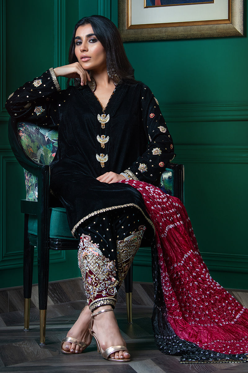 Wardha Saleem | Velvets Winter Fall 24 |   Parvaz - Ladies Clothes 