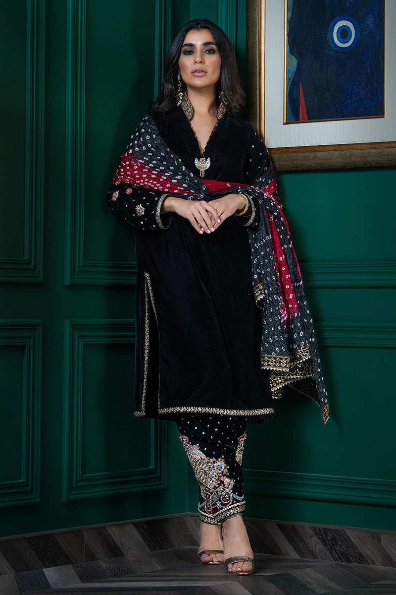 Wardha Saleem | Velvets Winter Fall 24 |   Parvaz - Ladies Clothes 