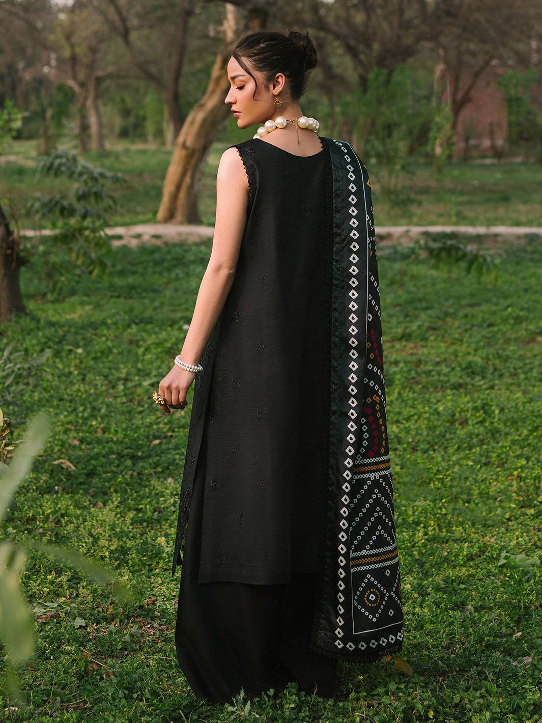 Mahnur | Dahlia Luxury Lawn 25 | Zoe by Maria Faisal - Registered Vendor of : Mahnur - type : Ladies Clothes - 100% original wedding dresses
