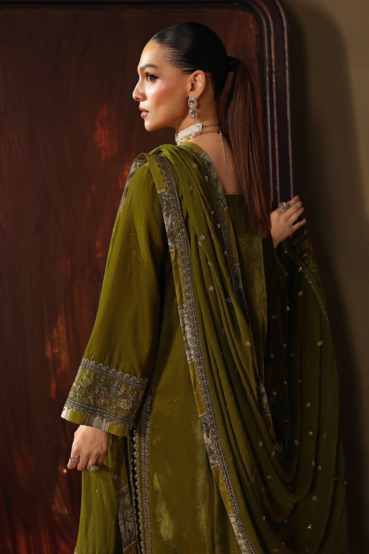 CVT5-02 – authentic Pakistani dress from the Signora Velvet 25 collection for women in the UK