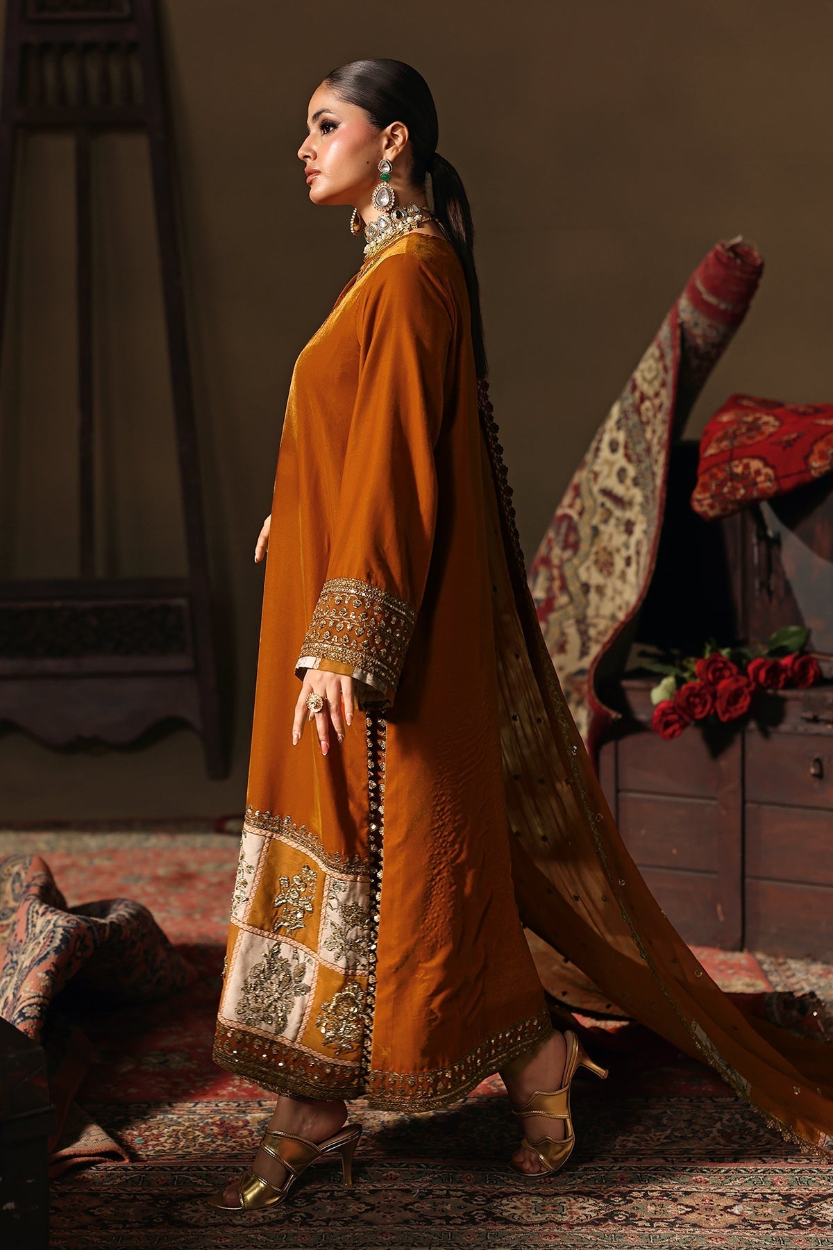 CVT5-04 – authentic Pakistani dress from the Signora Velvet 25 collection for women in the UK