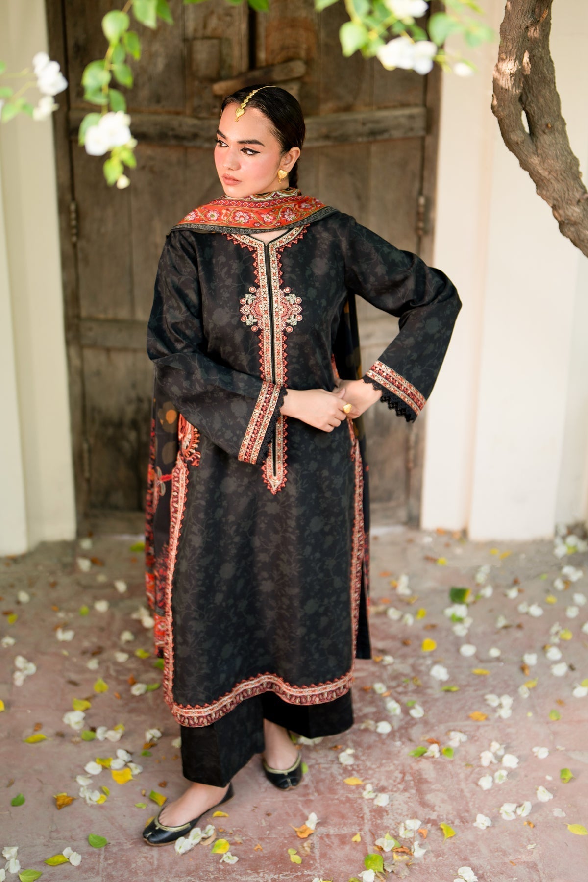 Xenia Formals | Autumn Refresh | ESAAD - is Black dress from Xenia Formals - Ladies Clothes - Maria Faisal