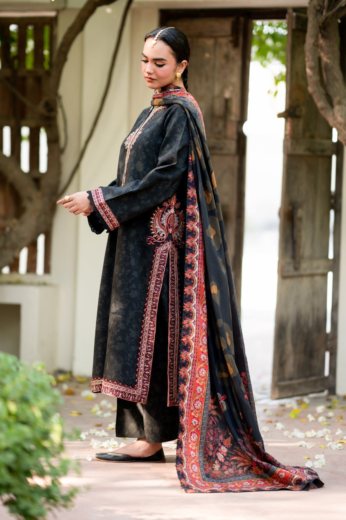 Xenia Formals | Autumn Refresh | ESAAD - is Black dress from Xenia Formals - Ladies Clothes - Maria Faisal